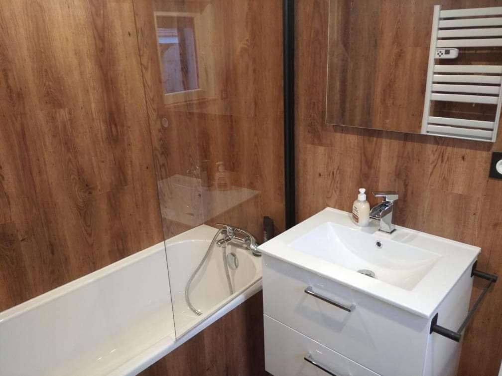 Sejour Au Jardin De Cupidon Avec Jacuzzi Et Sauna Balbigny المظهر الخارجي الصورة